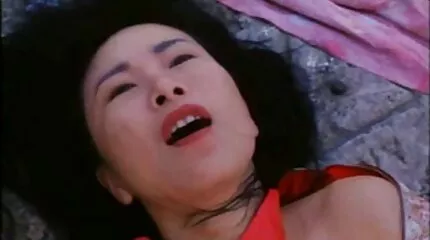 สาวใหญ่ได้รับการเจาะสองครั้งจากกะเทย วีดีโอ โป๊ นักเรียน
