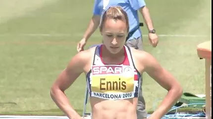 ชายคนหนึ่งพาสาวงามราคาย่อมเยามาเย็ดเธอในรถ ดู วีดีโอ โป๊