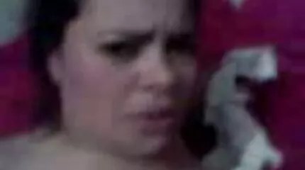 แม่บ้านจับตูดเจ้านายและปล่อยให้เขาเย็ดตูดของเธอ วี ดี โป้