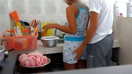 Tall MILF วีดีโอ โป๊ ฟรี fucks ร้อนกับเด็กหนุ่มในหอพัก