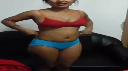 blowjob ลึก ๆ ดู วีดีโอ โป๊ ฟรี ในห้องน้ำจากแฟนสาวที่มีหัวนมของเธอ